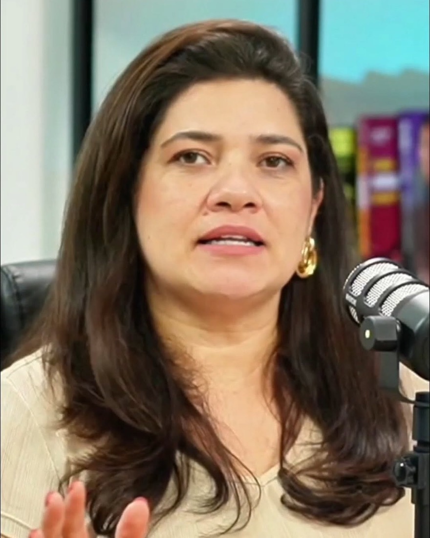 Giselle Graça, consultora empresarial e fundadora da Organizza, falando sobre gestão no Podcast Organizza